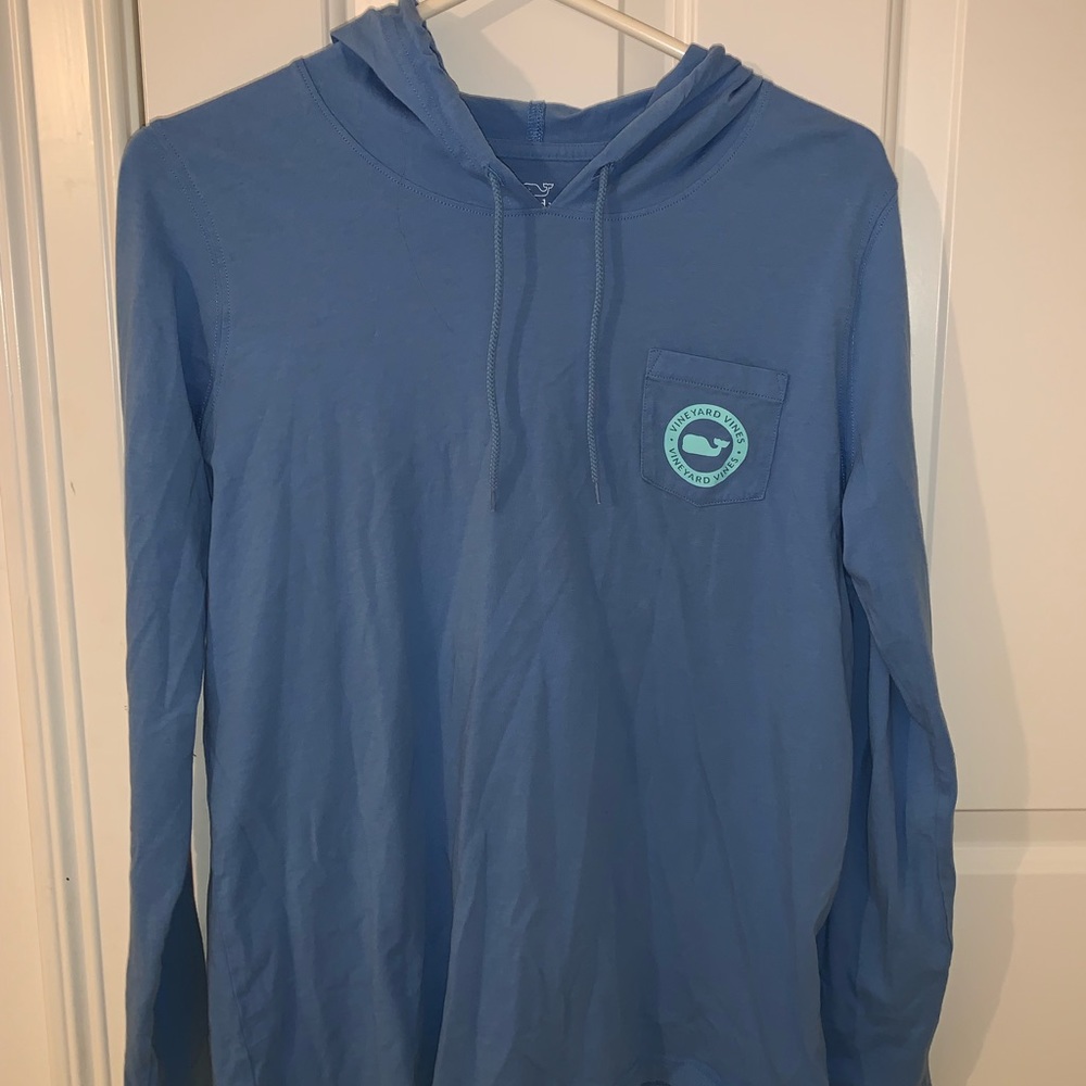 Vineyard vines sweatshirt.